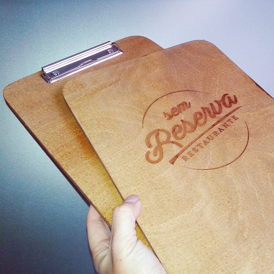 carta de restaurante menu em madeira com mola